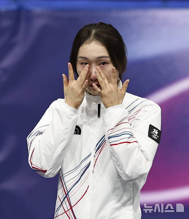 [밀라노=뉴시스] 김근수 기자 = 쇼트트랙 최민정이 20일(현지 시간) 이탈리아 밀라노 아이스스케이팅 아레나에서 열린 2026 밀라노·코르티나 담페초 동계올림픽 쇼트트랙 여자 1500m 시상식에서 눈물을 흘리고 있다. 2026.02.21. ks@newsis.com