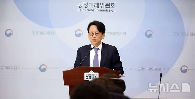 [세종=뉴시스] 강종민 기자 = 유성욱 공정거래위원회 조사관리관이 20일 세종시 정부세종청사에서 지난 19일 밀가루 담합 사건과 관련해 심사관이 조사한 행위사실과 위법성, 조치 의견 등을 기재한 심사보고서를 7개 밀가루 제조 및 판매사업자와 위원회에 제출해 심의 절자가 개시됐다고 밝히고 있다. 2026.02.20. ppkjm@newsis.com