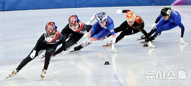 [밀라노=뉴시스] 박주성 기자 = 20일 (현지 시간) 이탈리아 밀라노 아이스 스케이팅 아레나 경기장에서 열린 2026 밀라노·코르티나담페초 동계올림픽 쇼트트랙 여자 1500m 결승에서 김길리(왼쪽)와 최민정이 역주하고 있다. 2026.02.21. park7691@newsis.com