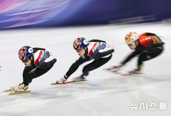 [밀라노=뉴시스] 김근수 기자 = 쇼트트랙 김길리(왼쪽)와 최민정이 20일(현지 시간) 이탈리아 밀라노 아이스스케이팅 아레나에서 열린 2026 밀라노·코르티나 담페초 동계올림픽 쇼트트랙 여자 1500m 결승전에서 역주하고 있다. 2026.02.21. ks@newsis.com