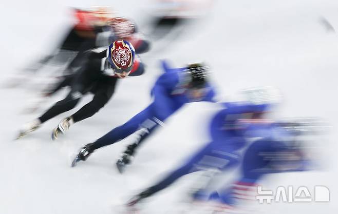 [밀라노=뉴시스] 김근수 기자 = 쇼트트랙 김길리가 20일(현지 시간) 이탈리아 밀라노 아이스스케이팅 아레나에서 열린 2026 밀라노·코르티나 담페초 동계올림픽 쇼트트랙 여자 1500m 결승전에서 역주하고 있다. 2026.02.21. ks@newsis.com
