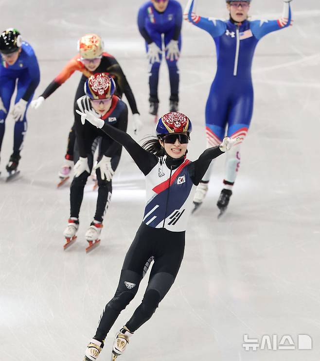 [밀라노=뉴시스] 박주성 기자 = 20일 (현지 시간) 이탈리아 밀라노 아이스 스케이팅 아레나 경기장에서 열린 2026 밀라노·코르티나담페초 동계올림픽 쇼트트랙 여자 1500m 결승에서 김길리가 금메달을 획득한 뒤 기뻐하고 있다. 2026.02.21. park7691@newsis.com
