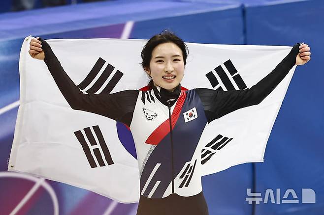 [밀라노=뉴시스] 김근수 기자 = 쇼트트랙 김길리가 20일(현지 시간) 이탈리아 밀라노 아이스스케이팅 아레나에서 열린 2026 밀라노·코르티나 담페초 동계올림픽 쇼트트랙 여자 1500m 결승전에서 금메달을 차지하고 기뻐하고 있다. 2026.02.21. ks@newsis.com