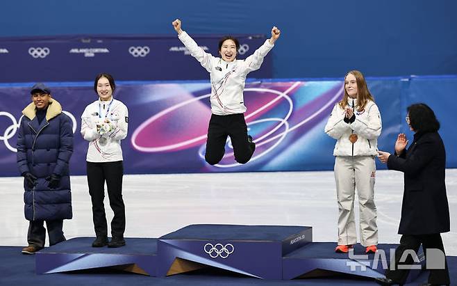 [밀라노=뉴시스] 김근수 기자 = 쇼트트랙 김길리가 20일(현지 시간) 이탈리아 밀라노 아이스스케이팅 아레나에서 열린 2026 밀라노·코르티나 담페초 동계올림픽 쇼트트랙 여자 1500m 시상식에서 시상대에 오른 뒤 점프를 뛰고 있다. 2026.02.21. ks@newsis.com