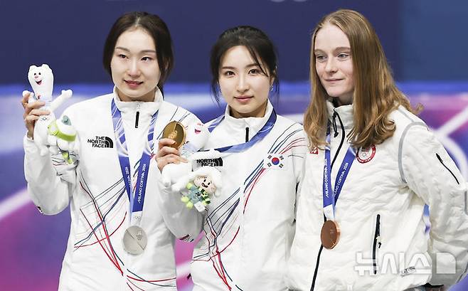 [밀라노=뉴시스] 김근수 기자 = 쇼트트랙 김길리가 20일(현지 시간) 이탈리아 밀라노 아이스스케이팅 아레나에서 열린 2026 밀라노·코르티나 담페초 동계올림픽 쇼트트랙 여자 1500m 시상식에서 금메달을 받고 최민정과 기념촬영을 하고 있다. 2026.02.21. ks@newsis.com