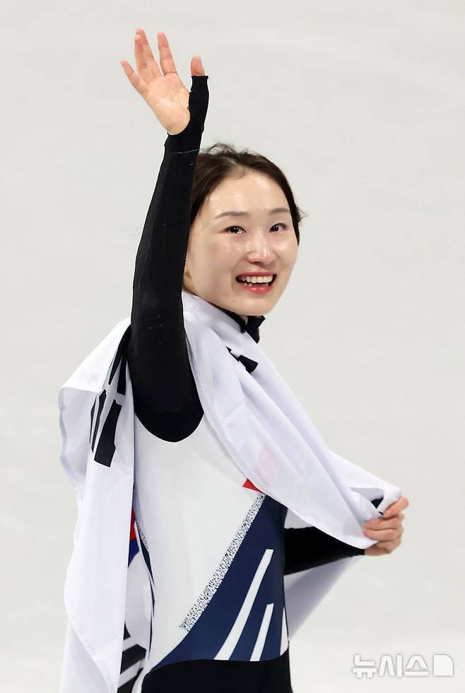 [밀라노=뉴시스] 박주성 기자 = 20일 (현지 시간) 이탈리아 밀라노 아이스 스케이팅 아레나 경기장에서 열린 2026 밀라노·코르티나담페초 동계올림픽 쇼트트랙 여자 1500m 결승에서 최민정이 은메달을 획득한 뒤 관중들과 인사하고 있다. 2026.02.21. park7691@newsis.com