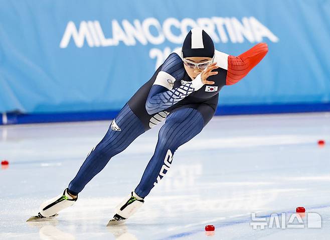 [밀라노=뉴시스] 김근수 기자 = 스피드스케이팅 이나현이 15일(현지 시간) 이탈리아 밀라노 스피드스케이팅 스타디움에서 열린 2026 밀라노·코르티나 담페초 동계올림픽 스피드스케이팅 여자 500m 결선 경기에서 역주하고 있다. 2026.02.16. ks@newsis.com