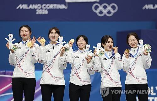정상에 선 여자 쇼트트랙 (밀라노=연합뉴스) 신준희 기자 = 18일(현지시간) 이탈리아 밀라노 아이스스케이팅 아레나에서 열린 2026 밀라노-코르티나담페초 동계올림픽 쇼트트랙 여자 3000m 계주 결승에서 금메달을 따낸 한국 선수들이 메달을 목에 걸고 환하게 웃고 있다. 오른쪽부터 최민정, 김길리, 이소연, 노도희, 심석희. 2026.2.19 hama@yna.co.kr