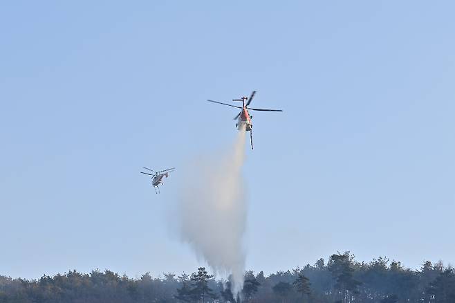 충남 예산 산불 현장에서 헬기가 물을 뿌리며 진화에 주력하고 있다. 충남도 제공