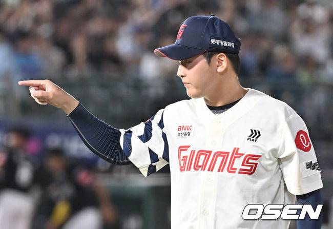 [OSEN=부산, 이석우 기자] 28일 부산 사직야구장에서 2025 신한 SOL 뱅크 KBO 리그 롯데 자이언츠와 KT 위즈의 경기가 열렸다. 홈팀 롯데는 감보아가, 방문팀 KT는 헤이수스가 선발 출전했다.롯데 자이언츠 최준용이 7회초 2사 1,2루 KT 위즈 안현민을 좌익수 플라이로 잡고 손성빈을 향해 손을 가리키고 있다. 2025.08.28 / foto0307@osen.co.kr