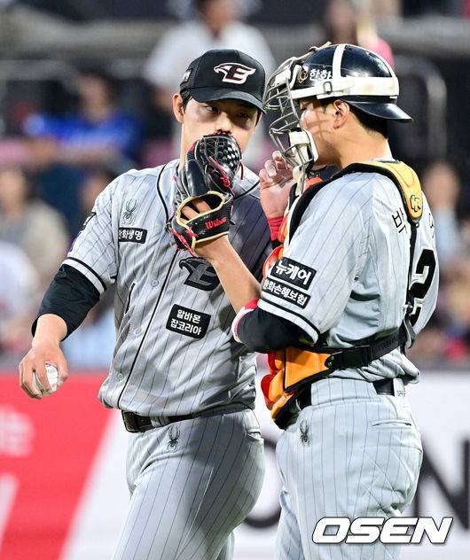 [OSEN=수원, 최규한 기자] 23일 오후 경기도 수원 KT위즈파크에서 ‘2024 신한 SOL Bank KBO리그’ KT 위즈와 한화 이글스의 경기가 열렸다.이날 홈팀 KT는 육청명, 방문팀 한화는 문동주를 선발로 내세운다.1회말 무사 1루 상황 한화 선발 문동주와 포수 박상언이 대화를 나누고 있다. 2024.04.23 / dreamer@osen.co.kr