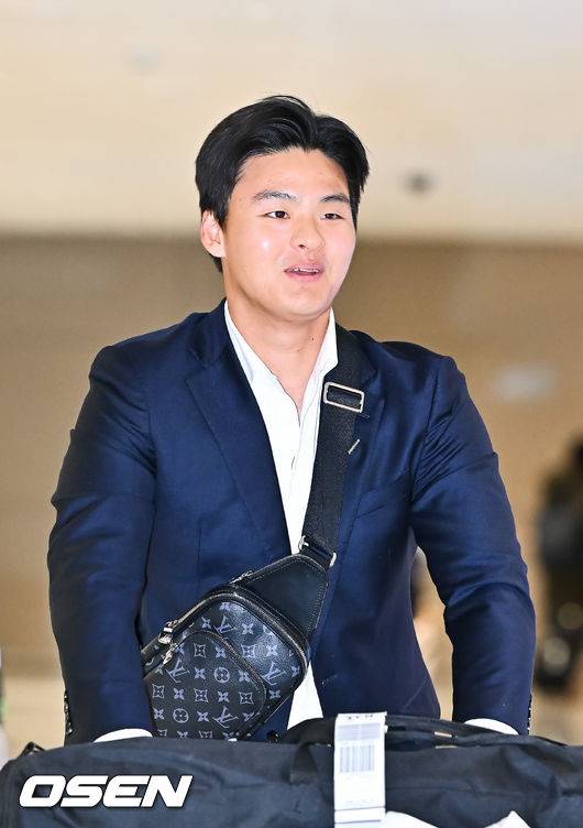 [OSEN=인천공항, 박준형 기자]  두산 베어스가 20일 오후 호주 시드니 1차 전지훈련을 마치고 인천국제공항을 통해 귀국했다.두산은 지난 1월 23일부터 2월 19일까지 호주 시드니 블랙타운 야구장에서 체력 및 전술 훈련 위주의 1차 캠프를 진행했다. 그리고 오는&nbsp;22일 일본 미야자키로 출국해 '구춘 대회' 포함 7차례 연습경기를 치를 예정이다.박찬호에게 7번 배번을 양보해 가방을 선물 받았던 이교훈이 가방을 메고 입국장을 나서고 있다.   2026.02.20  / soul1014@osen.co.kr