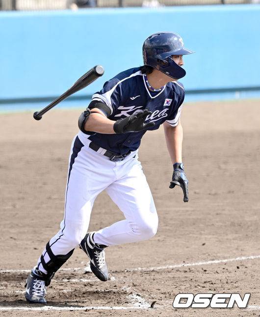 [OSEN=오키나와(일본), 최규한 기자] 2026 WBC(월드베이스볼클래식)를 준비하는 대한민국 야구 대표팀이 21일 오후 일본 오키나와 고친다 구장에서 프로야구 한화 이글스와 연습경기를 펼쳤다. 야구 대표팀은 오키나와에서 국내 팀들과 6차례 연습경기를 치르며 전력을 끌어올릴 예정이다.6회초 2사 1, 2루 상황 대표팀 구자욱이 동점 1타점 적시타를 날리고 있다. 2026.02.21 / dreamer@osen.co.kr