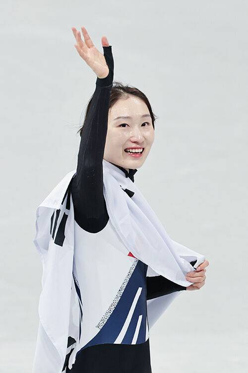 쇼트트랙 여자 1,500m 결승에서 은메달을 딴 최민정이 눈시울이 붉어진 채로 태극기 세리머니를 펼치고 있다.