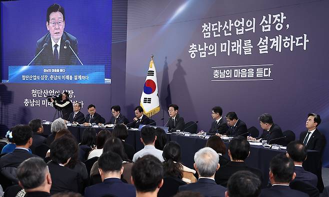 이재명 대통령이 2025년 12월 5일 충남 천안시 한국기술교육대학교에서 열린 '충남의 마음을 듣다' 타운홀미팅에서 토론을 주재하고 있다. 연합뉴스