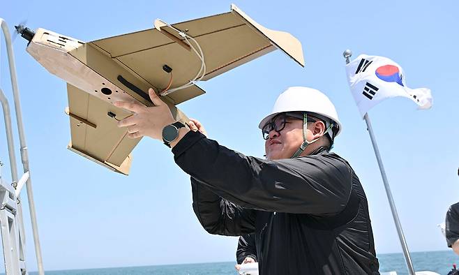 울산 일산항 인근 해상에서 지난해 5월 진행된 해군 주관 전·평시 상용 무인체계 작전 운용 가능성 검증훈련에 참가한 드론 운용 민간 요원이 선박해양플랜트연구소 해양누리호 갑판에서 골판지 드론 이륙을 준비하고 있다. 해군 제공