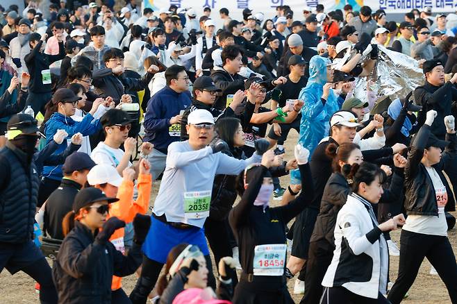 21일 서울 영등포구 여의도 한강공원 물빛광장에서 세계일보와 한국마라톤연맹이 공동으로 주최한 희망드림 ‘제23회 동계 국제 마라톤대회’에 참가한 선수들이 몸을 풀고 있다.&nbsp;
