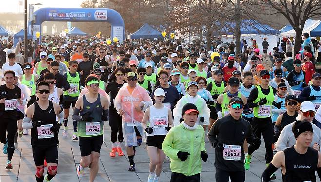 21일 서울 영등포구 여의도 한강공원 물빛광장에서 세계일보와 한국마라톤연맹이 공동으로 주최한 희망드림 ‘제23회 동계 국제 마라톤대회’에서 6500여명의 참가 선수들이 힘차게 출발하고 있다.&nbsp;