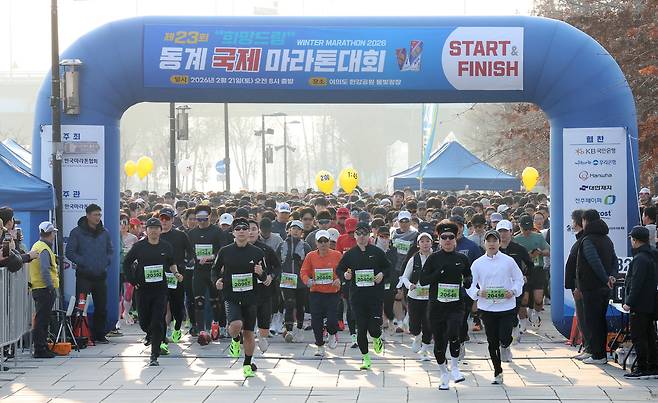 21일 서울 영등포구 여의도 한강공원 물빛광장에서 세계일보와 한국마라톤연맹이 공동으로 주최한 희망드림 ‘제23회 동계 국제 마라톤대회’에서 6500여명의 참가 선수들이 힘차게 출발하고 있다.