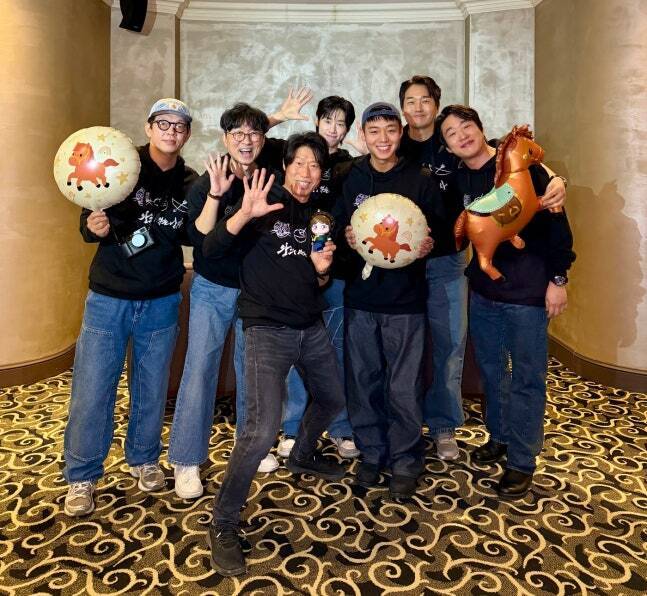 영화 ‘왕과 사는 남자’의 주역들이 누적 관객 수 500만 명 돌파를 기념해 팬들에게 감사 인사를 전하고 있다. 왼쪽부터 장항준 감독, 배우 유해진, 박지훈 등 출연진이 환하게 웃으며 포즈를 취하고 있다. 쇼박스 제공