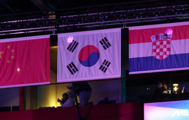 문제 지적에도 여전히 게양된 잘못된 태극기 - 20일(현지시간) 이탈리아 밀라노 아이스스케이팅 아레나에 잘못된 디자인의 태극기가 여전히 게양돼 있다. 2026.02.21. 뉴시스