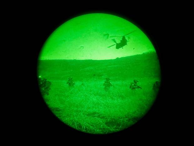 한미  특수전 부대가  특수작전용 치누크(CH-47) 헬기에서 내려 작전 지역으로 신속히 이동하고 있다. 사진 제공=육군