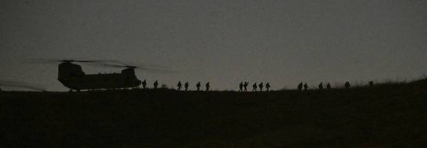 한미 연합 연습 자유의방패(프리덤실드·FS) 일환으로 한미 특수부대가 치누크(CH-47) 헬기를 통해 작전 지역으로 이동하고 있다.  사진 제공=육군