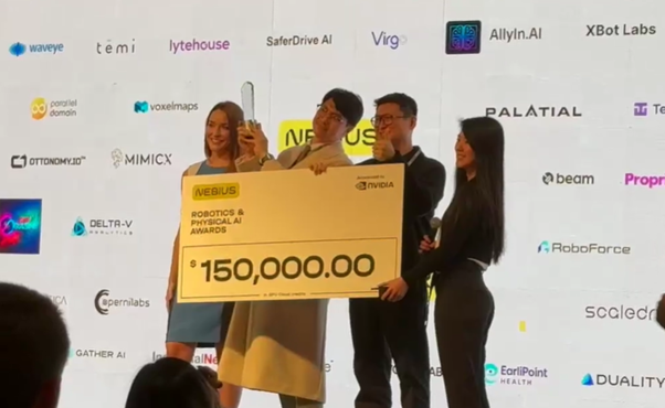 안지윤(왼쪽 두번째) 리얼월드 CSO와 이강욱(왼쪽 세번째) CBO가 지난 9일(현지시간) 미국 실리콘밸리 마운틴뷰에서 진행된 ‘네비우스 로보틱스·피지컬 AI 어워즈’에서 파운데이션 모델 부문 1위 수상 기념 촬영을 하고 있다. 사진 제공=리얼월드