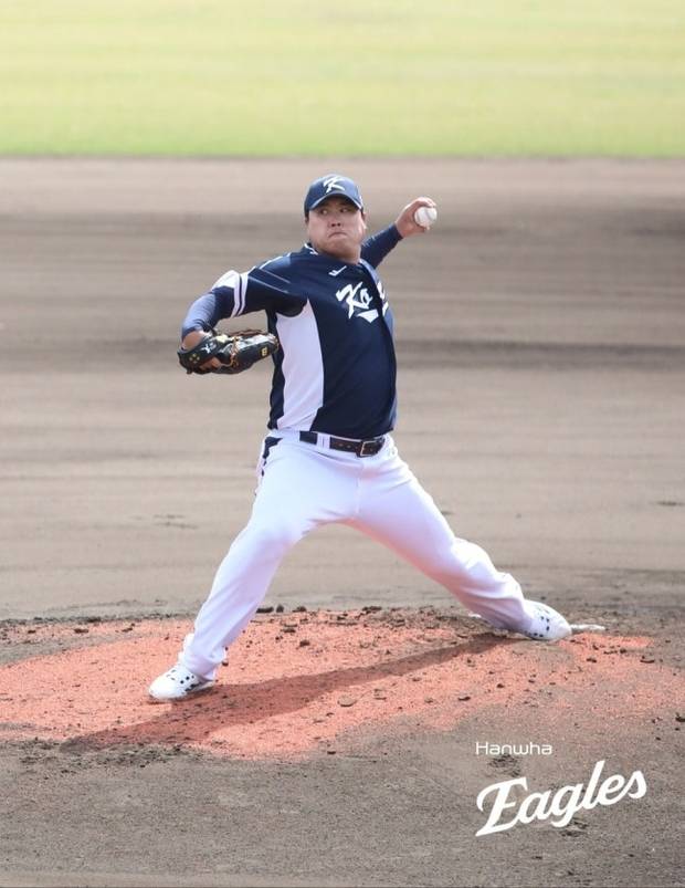 월드베이스볼클래식(WBC) 대표팀의 류현진이 21일 일본 오키나와 아야세 고친다 구장에서 열린 한화 이글스와 연습경기에서 힘차게 공을 던지고 있다. 사진 제공=한화 이글스