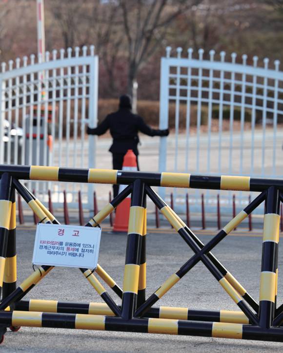 2024년 12월9일 압수수색이 진행 중인 국군방첩사령부 앞에 바리케이드가 설치된 모습 ⓒ연합뉴스