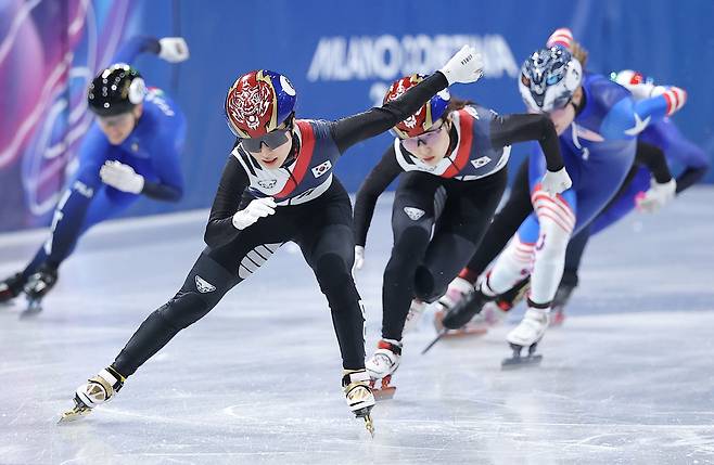 20일(현지시간) 이탈리아 밀라노 아이스스케이팅 아레나에서 열린 2026 밀라노ㆍ코르티나담페초 동계올림픽 쇼트트랙 여자 1,500m 결승에서 김길리와 최민정이 역주하고 있다. 2026.2.21 연합뉴스