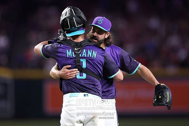 ▲ 케이시 켈리가 경기를 마무리한 뒤 포수 제임스 맥캔을 끌어안고 있다.