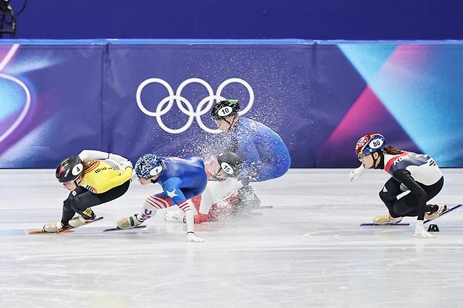 ▲ 이탈리아 밀라노 아이스스케이팅 아레나에서 열린 2026 밀라노ㆍ코르티나담페초 동계올림픽 쇼트트랙 여자 1,500m 준준결승에서 폴란드 카밀라 셀리에르는 산토스-그리즈월드의 스케이트 날에 왼쪽 눈 부위를 긁혀 출혈 증세를 보였고 한동안 일어나지 못하다가 들것에 실려나갔다. ⓒ연합뉴스