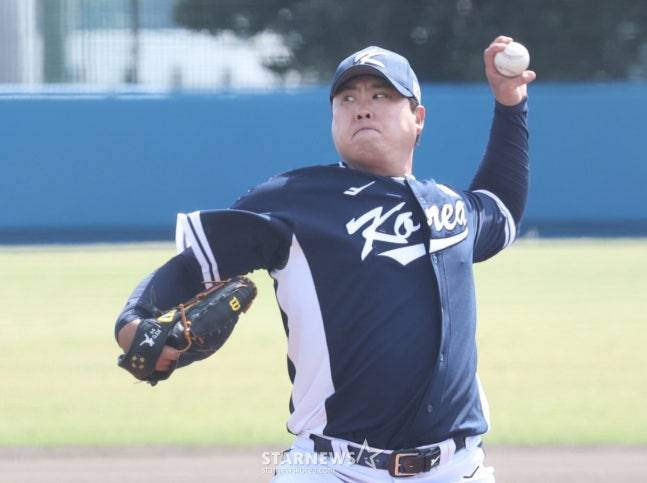 WBC 한국 야구 대표팀이 21일 일본 오키나와현 야에세 고친다 구장에서 한화 이글스와 연습경기를 가졌다. 대표팀 선발 류현진이 역투하고 있다. /사진=김진경 대기자