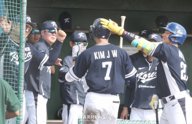 WBC 한국 야구 대표팀이 21일 일본 오키나와현 야에세 고친다 구장에서 한화 이글스와 연습경기를 가졌다.  대표팀 김주원이 7회초 무사 1,2루에서 한화 황준서를 상대로 역전 3점 홈런을 날리고 홈인한 후 류지현 감독의 환영을 받고 있다. /사진=김진경 대기자