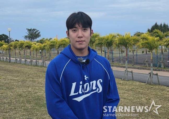 삼성 원태인이 20일 일본 오키나와 온나손 아카마 구장에서 열린 2026 WBC 대비 한국 대표팀과 삼성의 연습경기를 앞두고 취재진과 인터뷰를 가졌다. /사진=김동윤 기자