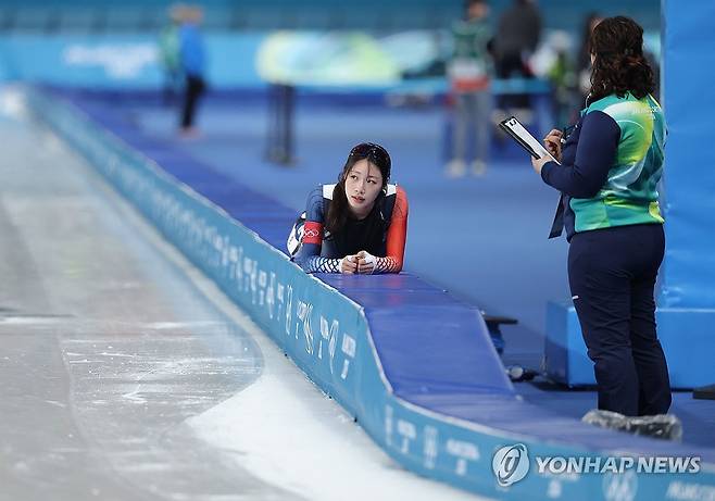 레이스 마친 임리원 (밀라노=연합뉴스) 류영석 기자 = 20일(현지시간) 이탈리아 밀라노 스피드스케이팅 스타디움에서 열린 2026 밀라노-코르티나담페초 동계올림픽 스피드스케이팅 여자 1,500m에 출전한 임리원이 경기를 마친 뒤 숨을 고르고 있다. 2026.2.21 ondol@yna.co.kr