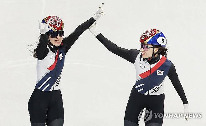 완벽했던 쇼트트랙의 피날레 (밀라노=연합뉴스) 이지은 기자 = 20일(현지시간) 이탈리아 밀라노 아이스스케이팅 아레나에서 열린 2026 밀라노ㆍ코르티나담페초 동계올림픽 쇼트트랙 여자 1,500m 결승에서 금메달을 차지한 김길리와 은메달을 차지한 최민정이 함께 기뻐하고 있다. 2026.2.21 jieunlee@yna.co.kr