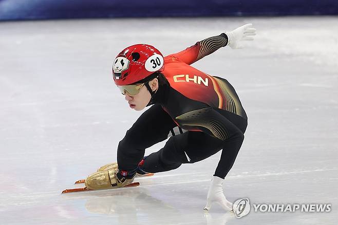 경기 펼치는 린샤오쥔 (밀라노=연합뉴스) 서대연 기자 = 10일(현지시간) 이탈리아 밀라노 아이스스케이팅 아레나에서 열린 2026 밀라노ㆍ코르티나담페초 동계올림픽 쇼트트랙 혼성계주 준준결승에서 중국 쇼트트랙 국가대표 린샤오쥔(한국명 임효준)이 역주하고 있다. 2026.2.10 dwise@yna.co.kr