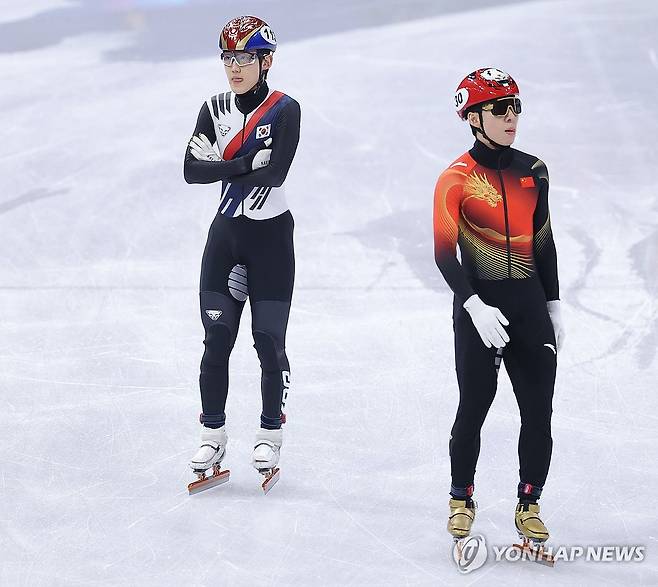 500m 예선 출전하는 임종언-린샤오쥔 (밀라노=연합뉴스) 류영석 기자 = 16일(현지시간) 이탈리아 밀라노 아이스스케이팅 아레나에서 열린 2026 밀라노-코르티나담페초 동계올림픽 쇼트트랙 남자 500m 예선에서 임종언과 중국의 린샤오쥔(한국명 임효준)이 경기 시작을 기다리고 있다. 2026.2.16 ondol@yna.co.kr