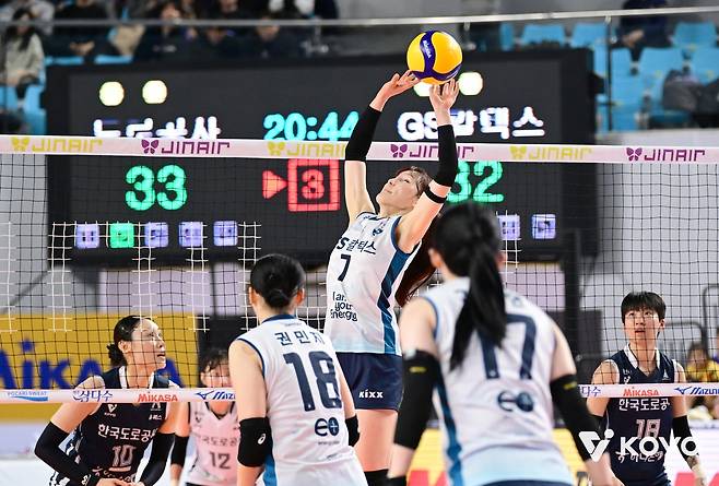 3세트 듀스 접전 펼치는 한국도로공사-GS칼텍스 선수들 [한국배구연맹 제공. 재판매 및 DB 금지]