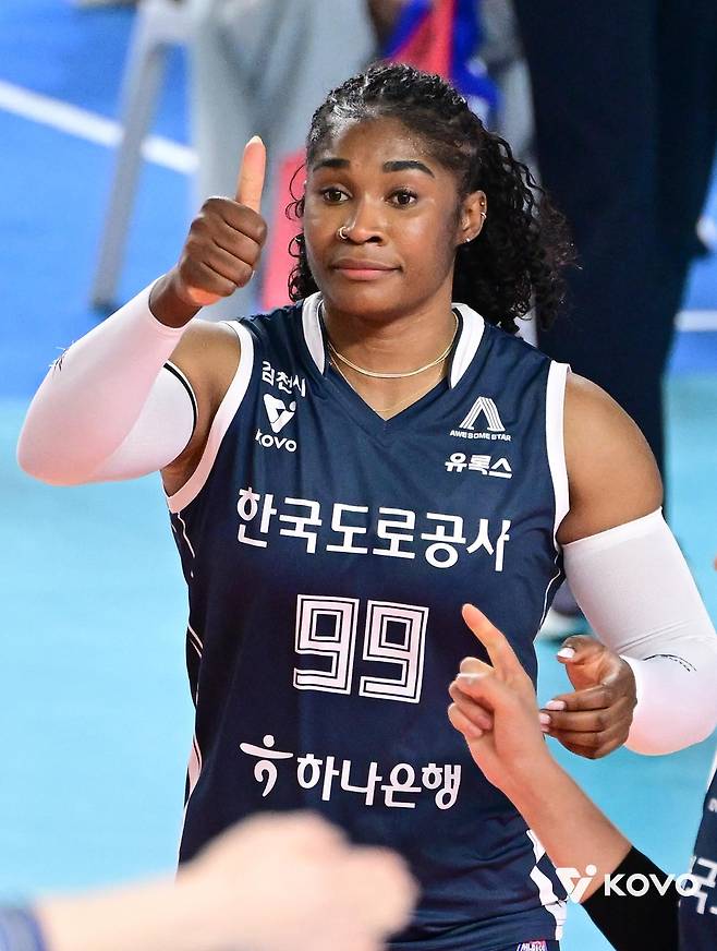 득점 후 엄지를 치켜든 도로공사의 모마 [한국배구연맹 제공. 재판매 및 DB 금지]