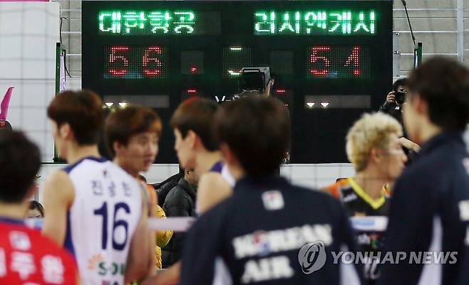 56-54 대접전의 기록 (인천=연합뉴스) 윤태현 기자 = 26일 인천 계양체육관에서 열린 2013-2014 NH농협 프로배구 V리그 남자부 대한항공과 러시앤캐시의 경기에서 대한항공이 3-0으로 승리, 3세트 점수가 기록된 전광판 사이로 양팀 선수들이 경기장을 빠져나가고 있다. 2013.11.26 tomatoyoon@yna.co.kr