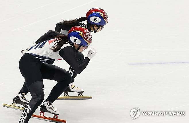 최민정 넘어선 김길리 (밀라노=연합뉴스) 신준희 기자 = 20일(현지시간) 이탈리아 밀라노 아이스스케이팅 아레나에서 열린 2026 밀라노-코르티나담페초 동계올림픽 쇼트트랙 여자 1500m 결승.
경기 막바지에 김길리(6)가 최민정을 앞지르고 있다. 2026.2.21 hama@yna.co.kr