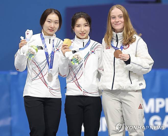 메달 든 김길리-최민정 (밀라노=연합뉴스) 류영석 기자 = 20일(현지시간) 이탈리아 밀라노 아이스스케이팅 아레나에서 열린 2026 밀라노ㆍ코르티나담페초 동계올림픽 쇼트트랙 여자 1,500m 시상식에서 금메달을 획득한 김길리와 은메달을 획득한 최민정이 동메달을 획득한 미국의 커린 스토더드와 함께 기념촬영을 하고 있다. 2026.2.21 ondol@yna.co.kr