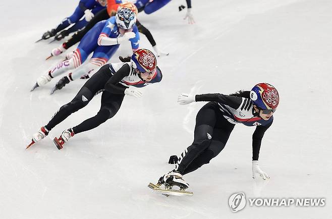 최민정 넘어선 김길리 (밀라노=연합뉴스) 신준희 기자 = 20일(현지시간) 이탈리아 밀라노 아이스스케이팅 아레나에서 열린 2026 밀라노-코르티나담페초 동계올림픽 쇼트트랙 여자 1500m 결승. 
    경기 막바지에 김길리(6)가 최민정 앞에서 1위로 달리고 있다. 2026.2.21 hama@yna.co.kr