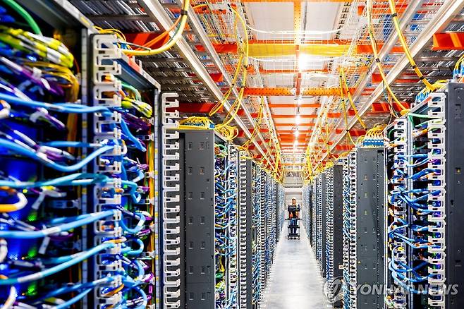 아마존웹서비스(AWS) 데이터센터 미국 인디애나주의 아마존웹서비스(AWS)의 데이터센터에서 한 기술자가 작업하고 있다. [로이터=연합뉴스 자료사진. 재판매 및 DB 금지]