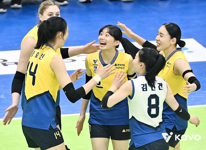 득점 후 기뻐하는 현대건설 선수들  [한국배구연맹 제공. 재판매 및 DB 금지]