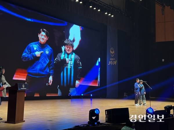 22일 오후 열린 인천 유나이티드 2026시즌 출정식에서 이청용이 팬과 함께 입장하고 있다. 2026.2.22/백효은기자100@kyeongin.com