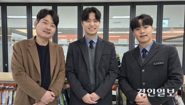 (왼쪽부터)최동석 교사, 공선재·최하영군. 2026.2.22 /정운기자 jw33@kyeongin.com